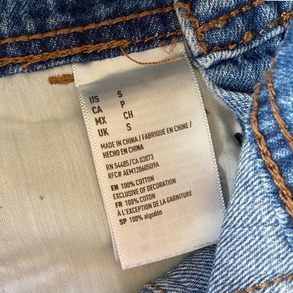 American Eagle Distressed Tomgirl Shortall Denim
Overalls in Medium Wash, Small - Picture 6 of 6